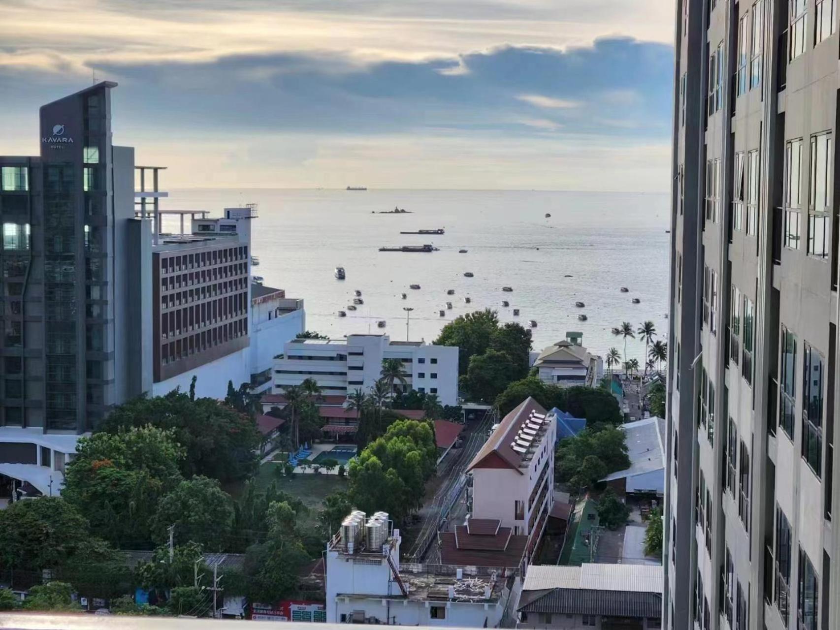 The Base Apartment Pattaya Exterior photo